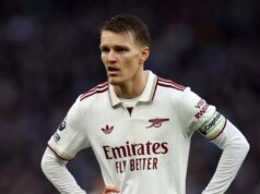 Čo urobili Declan Rice a Martin Odegaard po zlom Arsenalu v kontrastných reakciách Martin Odegaard z Arsenalu reaguje počas zápasu Premier League medzi Aston Villou a Arsenalom vo Villa Parku 6. decembra 2025 v Birminghame v Anglicku.