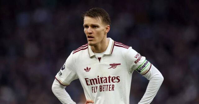 Martin Odegaard z Arsenalu reaguje počas zápasu Premier League medzi Aston Villou a Arsenalom vo Villa Parku 6. decembra 2025 v Birminghame v Anglicku.