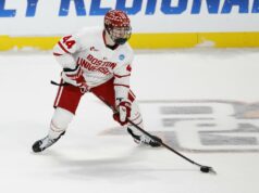 Colea Hutsona prepustili z nemocnice po tom, čo si zobral puk do prilby Hokej NCAA: Regionálne finále-Cornell vs Bostonská univerzita