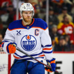 Connor McDavid spomína na vianočný darček s tematikou Maple Leafs a nečakané súperenie v bitke o Ontario so svojím bratom Cameronom