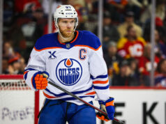 Connor McDavid spomína na vianočný darček s tematikou Maple Leafs a nečakané súperenie v bitke o Ontario so svojím bratom Cameronom Connor McDavid spomína na vianočný darček s tematikou Maple Leafs a nečakané súperenie v bitke o Ontario so svojím bratom Cameronom
