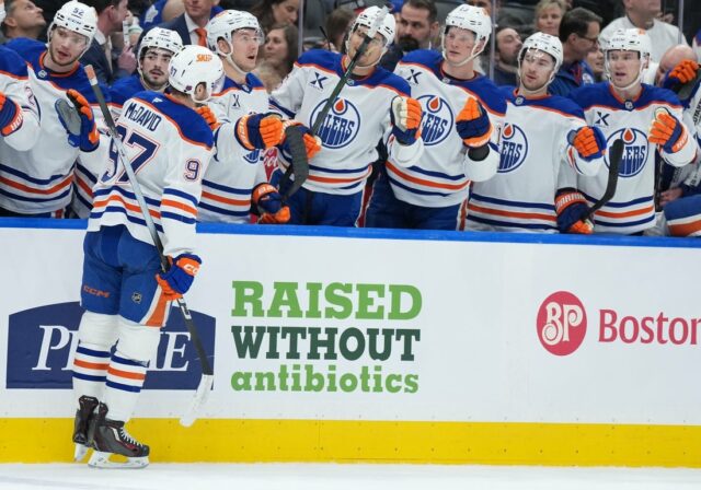 Connor McDavid z Oilers viedol horúcu sériu zápasov proti Canadiens NHL: Edmonton Oilers v Toronte Maple Leafs