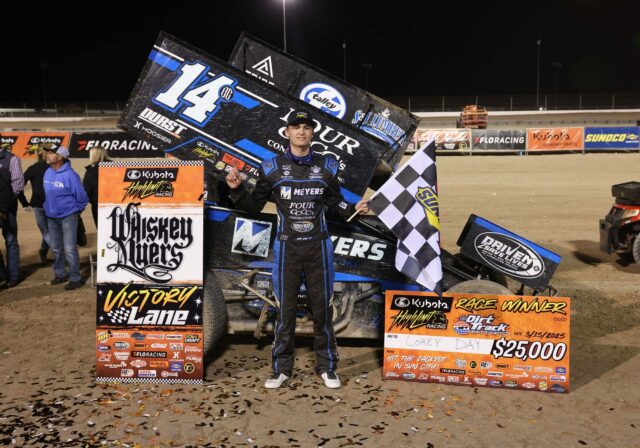 Corey Day stráca úprimnú reakciu po víťazstve v 1. noci Corey Day (7BC) a Kyle Larson (57) v pretekoch High Limit Series v Kokomo. Zdroj: Getty