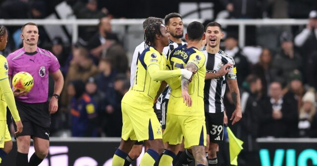 Bruno Guimaraes a Cristian Romero na seba narazili po záverečnom hvizde