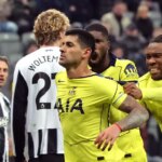 Cristian Romero z Tottenhamu Hotspur oslavuje druhý gól svojho tímu v zápase počas zápasu Premier League v St James' Park.