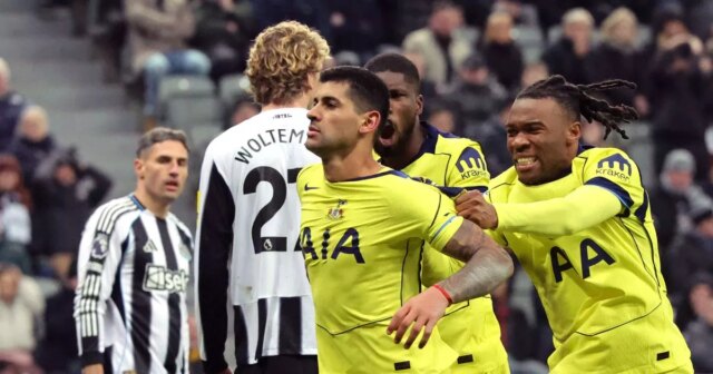 Cristian Romero z Tottenhamu Hotspur oslavuje druhý gól svojho tímu v zápase počas zápasu Premier League v St James' Park. 