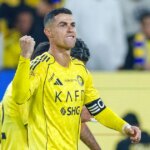 RIYADH, SAUDSKÁ ARÁBIA - 27. DECEMBRA: Cristiano Ronaldo z tímu Al-Nassr FC oslavuje strelenie svojho druhého gólu počas zápasu Saudi Pro League medzi Al Nassr a Al Okhdood v Al Awwal Park 27. decembra 2025 v Rijáde v Saudskej Arábii. (Foto: Abdullah Ahmed/Getty Images)