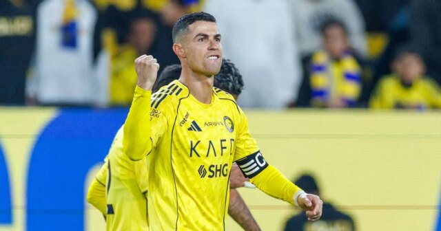 RIYADH, SAUDSKÁ ARÁBIA - 27. DECEMBRA: Cristiano Ronaldo z tímu Al-Nassr FC oslavuje strelenie svojho druhého gólu počas zápasu Saudi Pro League medzi Al Nassr a Al Okhdood v Al Awwal Park 27. decembra 2025 v Rijáde v Saudskej Arábii. (Foto: Abdullah Ahmed/Getty Images)