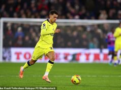Crystal Palace zvýšili ponuku na získanie 35 miliónov libier hviezdy Spurs frustrovanej nedostatkom minút pod vedením Thomasa Franka – záujem majú aj tri ďalšie kluby Premier League Crystal Palace sa snaží presadiť dohodu o podpise Brennana Johnsona z Tottenhamu