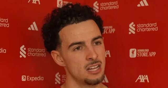 Curtis Jones odhaľuje správu od Mo Salaha do šatne Liverpoolu Mo Salah s Curtisom Jonesom na tréningu Liverpoolu