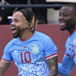 Theo Bongonda z DR Kongo naťahuje ľavú nohu a hrá volejom proti Beninu