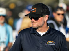 Dale Earnhardt Jr. balí najneočakávanejší vianočný darček, ktorý prináša „sklamanie a potom vzrušenie“ Dale Earnhardt Jr. balí najneočakávanejší vianočný darček, ktorý prináša „sklamanie a potom vzrušenie“