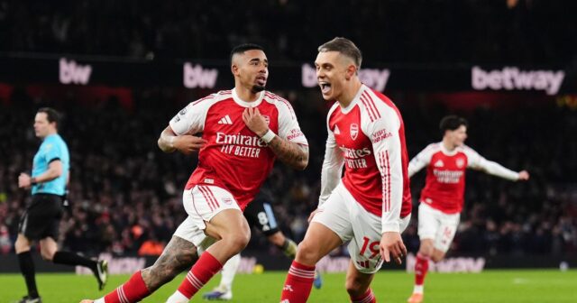 Hráči Arsenalu oslavujú počas zápasu proti Aston Ville