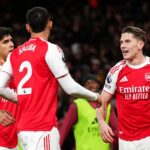 Viktor Gyokeres, Piero Hincapie, William Saliba a Declan Rice oslavujú za Arsenal