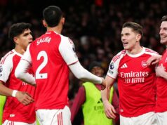 Ďalších päť zápasov Arsenalu v porovnaní s Man City a Aston Villou po víťazstve v Brightone Viktor Gyokeres, Piero Hincapie, William Saliba a Declan Rice oslavujú za Arsenal