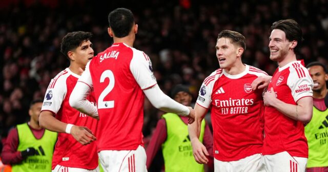 Viktor Gyokeres, Piero Hincapie, William Saliba a Declan Rice oslavujú za Arsenal