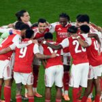 Mikel Merino z Arsenalu dáva pokyny svojim spoluhráčom, keď sa k sebe túlia pred začiatkom druhej polovice štvrťfinále Carabao Cupu proti Crystal Palace.