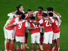 Ďalších päť zápasov Arsenalu v porovnaní so súpermi po penaltovej dráme Carabao Cup Mikel Merino z Arsenalu dáva pokyny svojim spoluhráčom, keď sa k sebe túlia pred začiatkom druhej polovice štvrťfinále Carabao Cupu proti Crystal Palace.