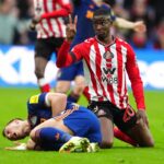 Dan Burn bol vymenený pred polčasom po zranení rebier (Getty Images)