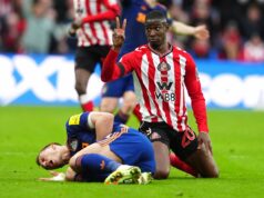 Dana Burna previezli do nemocnice po zranení rebier v derby Tyne-Wear Dan Burn bol vymenený pred polčasom po zranení rebier (Getty Images)