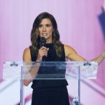Danica Patrick ohromila Turning Point USA Americafest podrobným popisom „regresie minulého života“