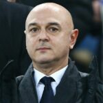Daniel Levy, predseda Tottenhamu Hotspur, sa pozerá pred zápasom Premier League medzi FC Everton a Tottenham Hotspur v Goodison Parku 23. decembra 2018 v Liverpoole v Spojenom kráľovstve.