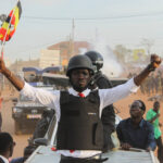 Dav ugandskej polície slzotvorný plyn na podujatí kampane Bobi Wine | vláda