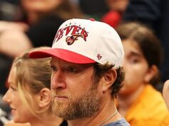 Dave Portnoy sa pustil do Adina Rossa za to, že prehovoril hviezdu NFL do touchdown dance založeného na židovskom stereotype „na kliknutia“, keď streamer zverejňuje svoju súkromnú textovú výmenu „off the rails“ Šéf Barstool Sports Dave Portnoy