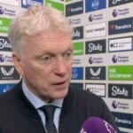 Manažér Evertonu David Moyes so štvrtým rozhodcom počas zápasu Everton vs Arsenal