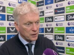 David Moyes rozzúrený po penaltovej kontroverzii Arsenalu VAR – „Asi by som dostal pokutu!“ Manažér Evertonu David Moyes so štvrtým rozhodcom počas zápasu Everton vs Arsenal