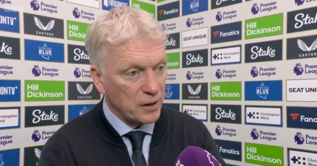 Manažér Evertonu David Moyes so štvrtým rozhodcom počas zápasu Everton vs Arsenal