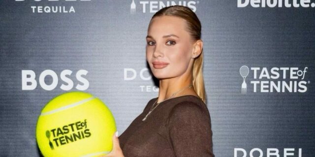 Coco Gauff (vľavo) a Dayana Yastremska (vpravo) si podávajú ruky pri sieti po skončení zápasu prvého kola na majstrovstvách Wimbledonu 2025 (zdroj: Getty)