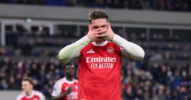 Declan Rice a Viktor Gyokeres zhŕňajú momenty Arsenalu, keď reagujú Viktor Gyokeres z Arsenalu oslavuje