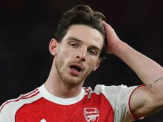 Declan Rice už jasne vyjadril svoj kapitánsky postoj, keď legendy Arsenalu potvrdili Declan Rice z Arsenalu reaguje počas futbalového zápasu anglickej Premier League medzi Arsenalom a Wolves