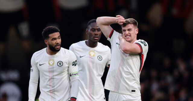 Liam Delap so zranením ramena počas zápasu Premier League medzi Bournemouthom a Chelsea. 