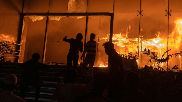 Demonštranti podpaľujú budovy v Bangladéši po tom, čo zabili vodcu mládeže | Protesty
