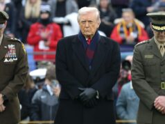 Demonštranti v Baltimore zaútočili na Trumpa počas návštevy futbalového zápasu armády a námorníctva Demonštranti v Baltimore zaútočili na Trumpa počas návštevy futbalového zápasu armády a námorníctva