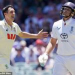 Pat Cummins oslavuje prevzatie bránky Joea Roota, keď sa Anglicko zmietalo