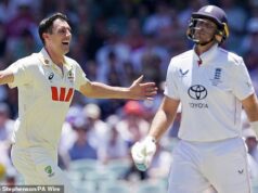 Deň, keď sen Anglicka o popole konečne zomrel: Zmätení turisti sa rozmotali v spaľujúcej horúčave a predierali sa na 218-8, mávajúc bielou vlajkou, pretože Austrália má odpovede na každom kroku Pat Cummins oslavuje prevzatie bránky Joea Roota, keď sa Anglicko zmietalo