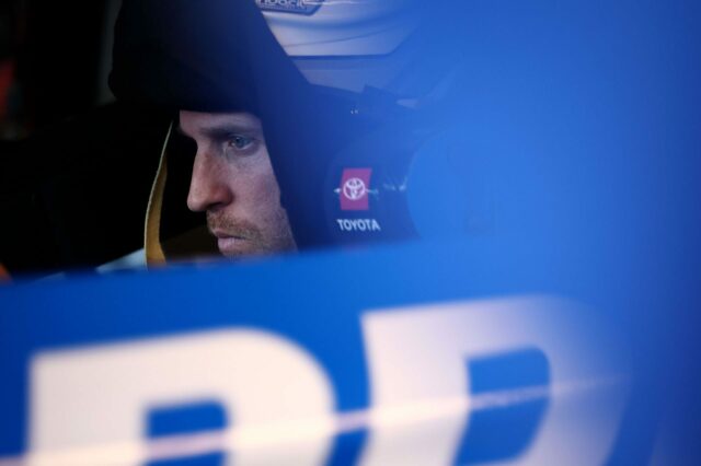 Denny Hamlin v hodnote 65 miliónov dolárov sa odmieta pohnúť, keď v súdnej sieni rozsvieti NASCAR 
