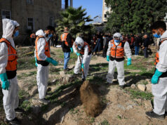 Desiatky tiel narýchlo pochovaných v nemocnici al-Shifa sa presunuli na cintoríny | Gaza Desiatky tiel narýchlo pochovaných v nemocnici al-Shifa sa presunuli na cintoríny | Gaza
