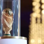 Trofej Svetového pohára na stojane.