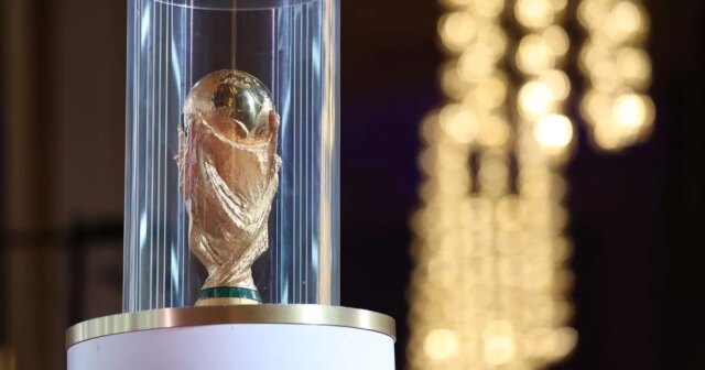 Trofej Svetového pohára na stojane.