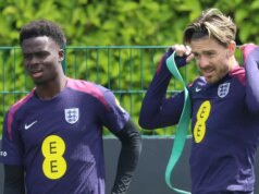 Dohoda s Bukayom Sakom bola dosiahnutá, keď Jack Grealish argumentoval pred súbojom s Arsenalom Bukayo Saka z Arsenalu