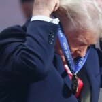 Donald Trump si na žrebe majstrovstiev sveta vo futbale musel dať medailu na seba