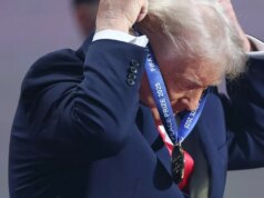 Donald Trump si na žrebovaní majstrovstiev sveta udelil medailu FIFA za mier Donald Trump si na žrebe majstrovstiev sveta vo futbale musel dať medailu na seba