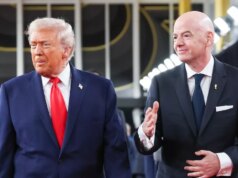 Donald Trump vydal ZÁKAZ cestovania do dvoch ďalších krajín majstrovstiev sveta, čo vedie k obavám fanúšikov Prezident FIFA Gianni Infantino a americký prezident Donald Trump na červenom koberci pred oficiálnym žrebovaním Majstrovstiev sveta vo futbale 2026