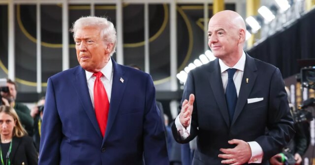 Donald Trump vydal ZÁKAZ cestovania do dvoch ďalších krajín majstrovstiev Prezident FIFA Gianni Infantino a americký prezident Donald Trump na červenom koberci pred oficiálnym žrebovaním Majstrovstiev sveta vo futbale 2026