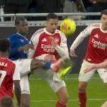 Evertonu zamietli penaltu proti Arsenalu
