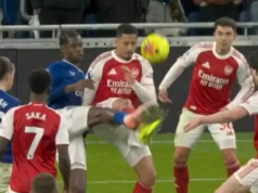 Dôvod, prečo Everton nedostal penaltu, pretože Arsenal má „šťastie“ na rozhodnutie Evertonu zamietli penaltu proti Arsenalu